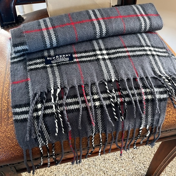 Burberry Scarf with original gift bag - Picture 3 of 5